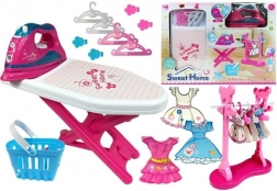 Ružičasti set za glačanje s daskom i vješalicama