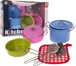 Šareni metalni lonci i kuhinjski pribor