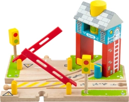 Drveni željeznički prijelaz s signalizacijom