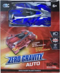 Automobil na daljinsko upravljanje koji vozi po zidu