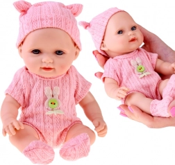 Slatka bebica lutka 26 cm u pletenom pajacu s kapicom