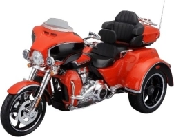 Metalni model motocikla HARLEY-DAVIDSON 2021 CVO Tri Glide 1:12, narančasti
