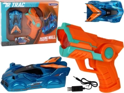 Plavi auto koji se penje po zidu na laser