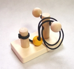 Zagonetka Skrivena kuglica – drveni logički rebus