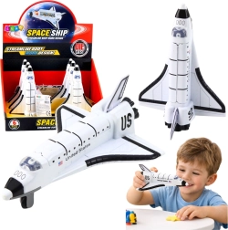Metalni svemirski raketoplan s navijajućim pogonom, bijeli