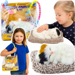 uspavana mačkica na jastučicu s mekanim krznom i zvukovima mijaukanja u prijenosnoj torbici