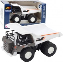 Građevinski kiperski kamion s metalnim dijelovima i pogonom bijeli