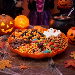 Narančasta Halloween zdjela za posluživanje u obliku bundeve