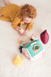 Tekstilna kućica Lilliputiens s bajkom o vuku i tri praščića