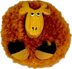 Drvena magnetna figurica s pomponom žirafa – ručno izrađena dekoracija