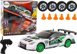 RC drift trkaći auto 1:24 s izmjenjivim kotačima i brzinom do 15 km/h