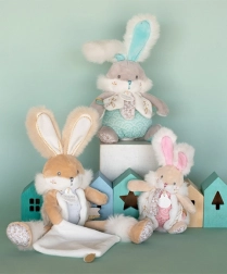 Plišana zečica s zvečkom i držačem za dudu 21 cm