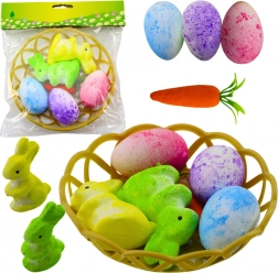 Uskrsna dekoracija s košaricom s zečevima, jajima i mrkvom