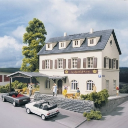 Piko Hobby seoska gostionica Koruna H0 maketa (kit)