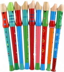 Drvena frula s raznobojnim dizajnom