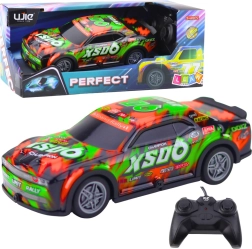 RC trkaći auto sa svjetlećom karoserijom narančasto‑zeleno