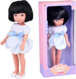 Lovely Girl lutka s kratkom crnom kosom u bijelo-plavoj haljini 33 cm