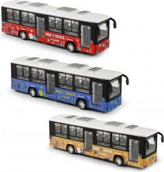 Metalni autobus s otvorenim vratima