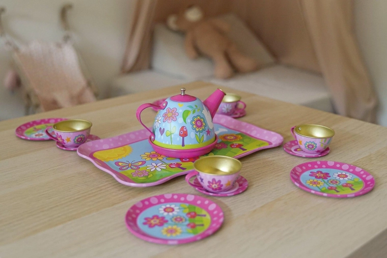 Durable tin set for indoor and outdoor play