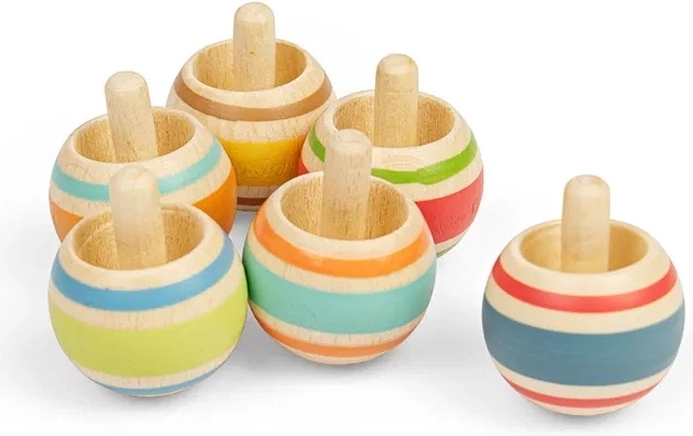 Drvena vrteška s šarenim prugama