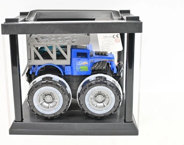 Monster truck u kavezu s malim autićem