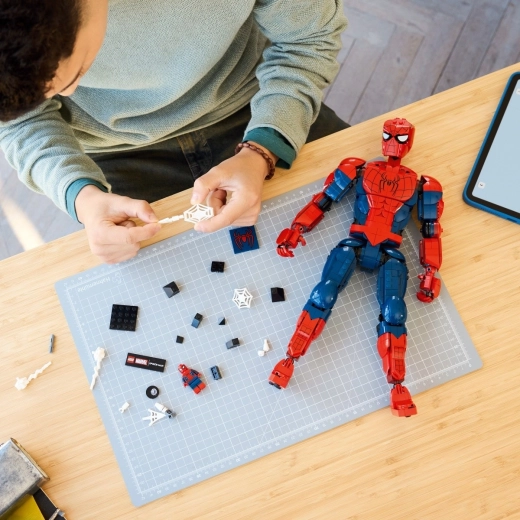Minifigurica, pločica s imenom i zabavna gradnja u LEGO Builderu
