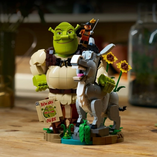 Swamp scene with authentic accessories