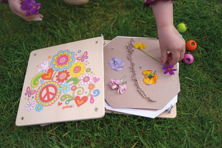 Easy pressing and drying of flowers