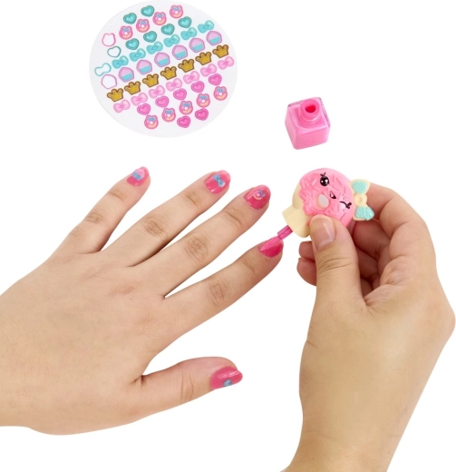 Lakiranje i ukrašavanje noktiju s preslatkim naljepnicama