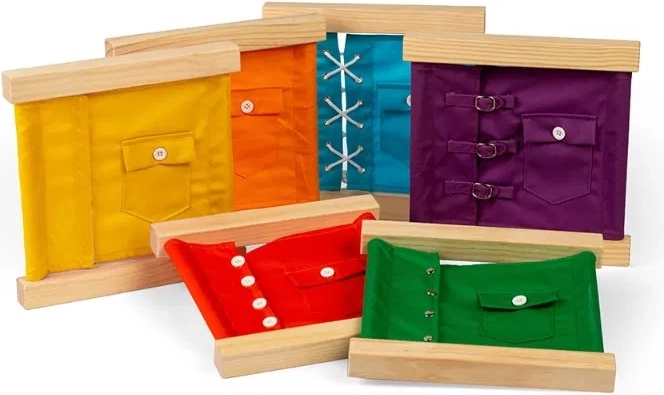 Bigjigs Toys nauči se oblačiti – Montessori okviri za zakopčavanje