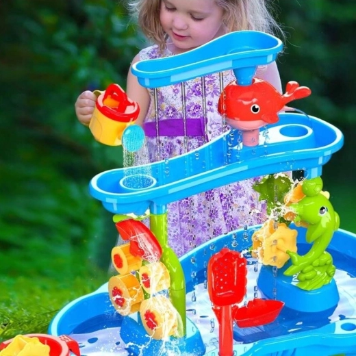 Trostupanjska kaskada s vodenim kotačima