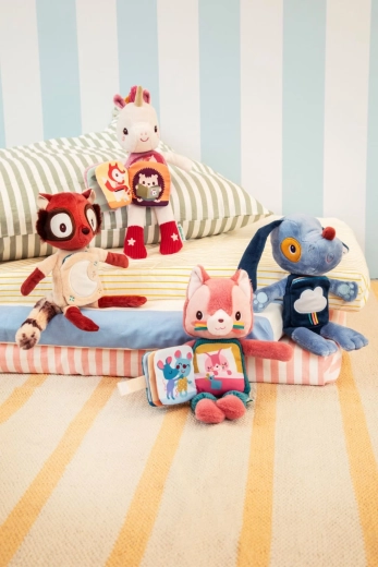 Ideal plush toy for the crib and for travel