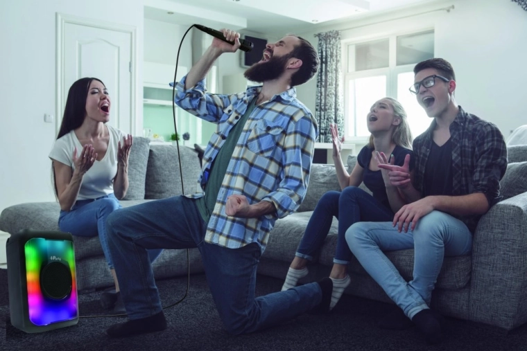 Karaoke zabava s mikrofonom