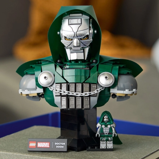 Premium display bust with nameplate