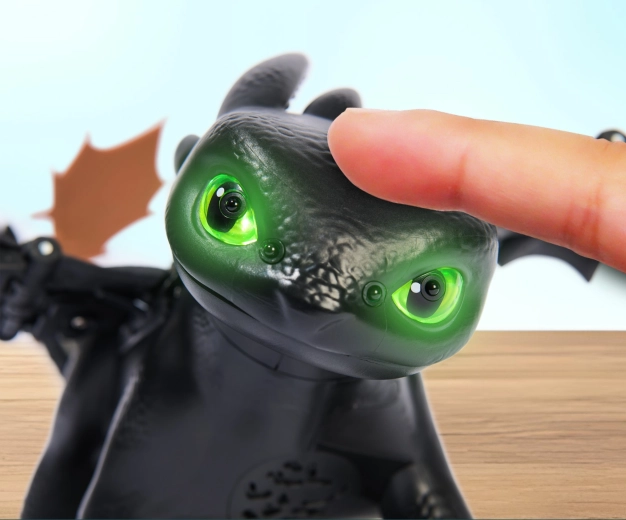 Svjetleće oči i plazma napad