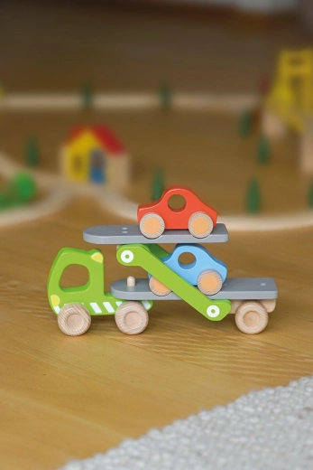 Drveni transporter automobila sa sklopivom rampom i 2 autića - 1 komad