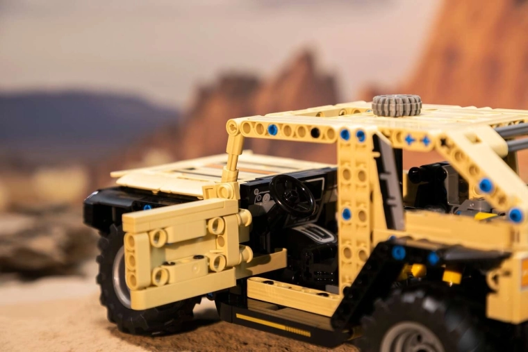 Vrata koja se otvaraju i realistična unutrašnjost