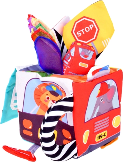 Motiv auta i znakova koji uči kroz igru