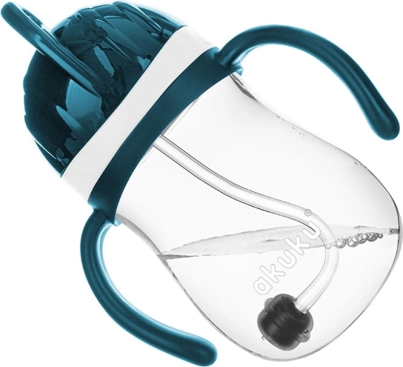 Pije iz svakog kuta zahvaljujući otežanoj slamki