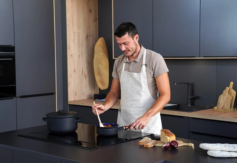 Kompatibilan s indukcijom i svim štednjacima