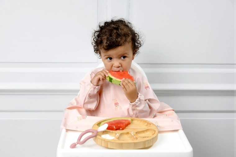 Integrated strap for the highchair tray