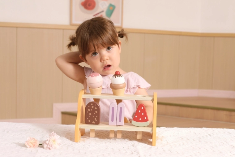 Kreativna igra trgovine za male kuhare