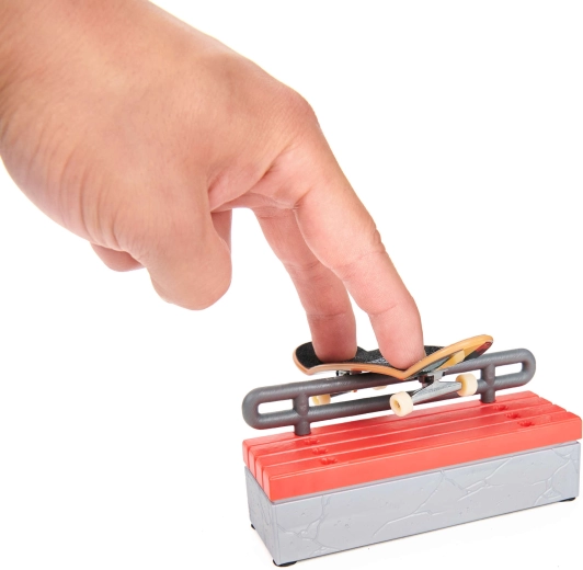 Klupa s grind railom za trikove i kombinacije