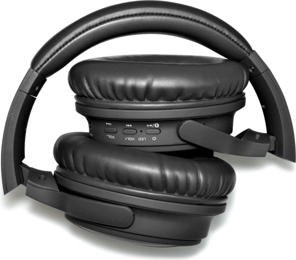 Controls and microphone on the headphones