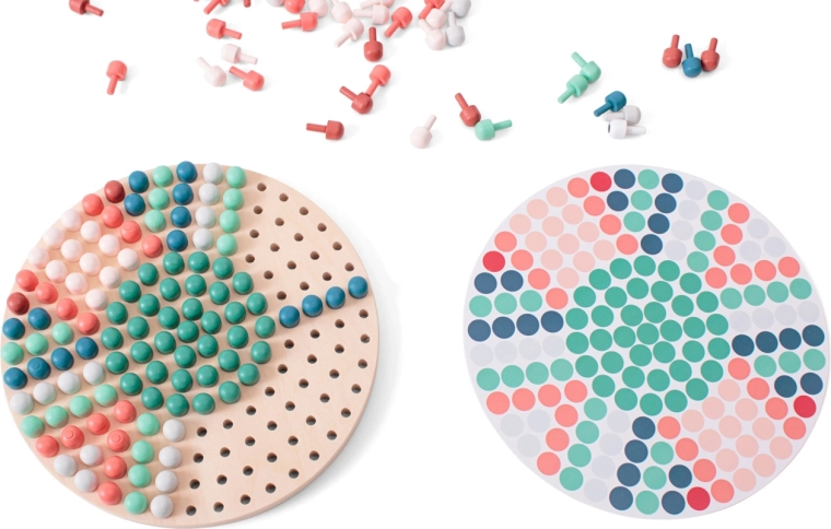 Drvena mozaička igra s čavlićima i šablonama