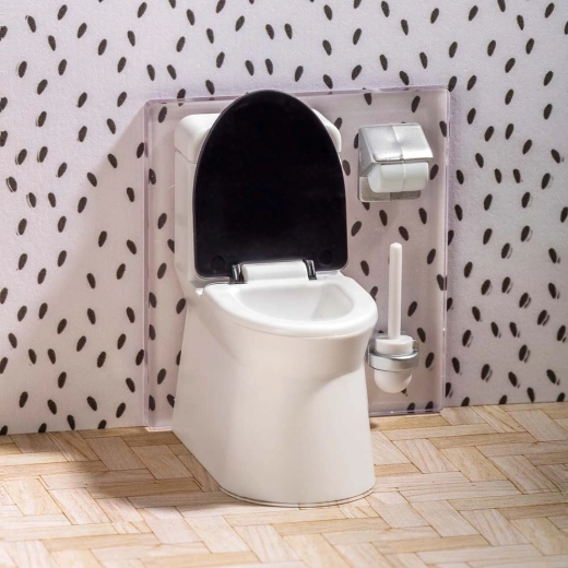 WC školjka i dodaci kao u pravoj kupaonici