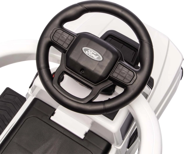 Realistični Ford detalji i volan sa zvukovima