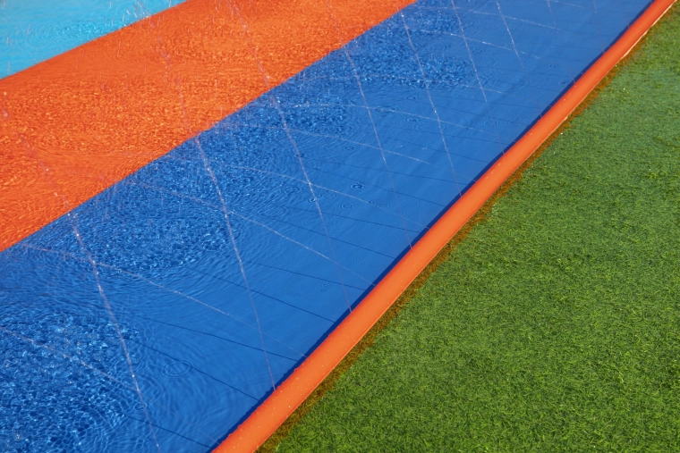 Stalan vodeni film za brz skliz