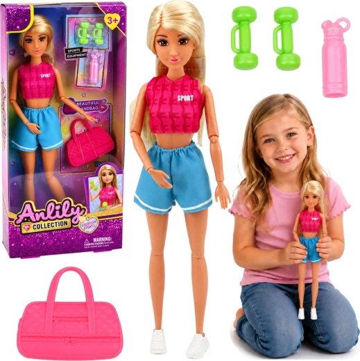 Lutka Anlily u sportskom outfitu s dodacima (bučice, torba i boca)