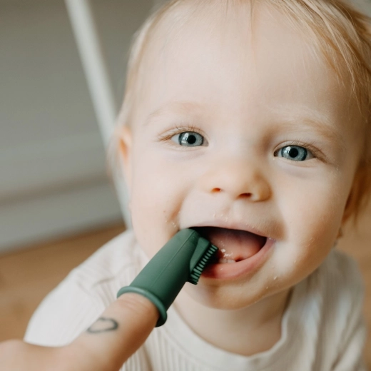 Nježna masaža desni i čišćenje prvih zubića